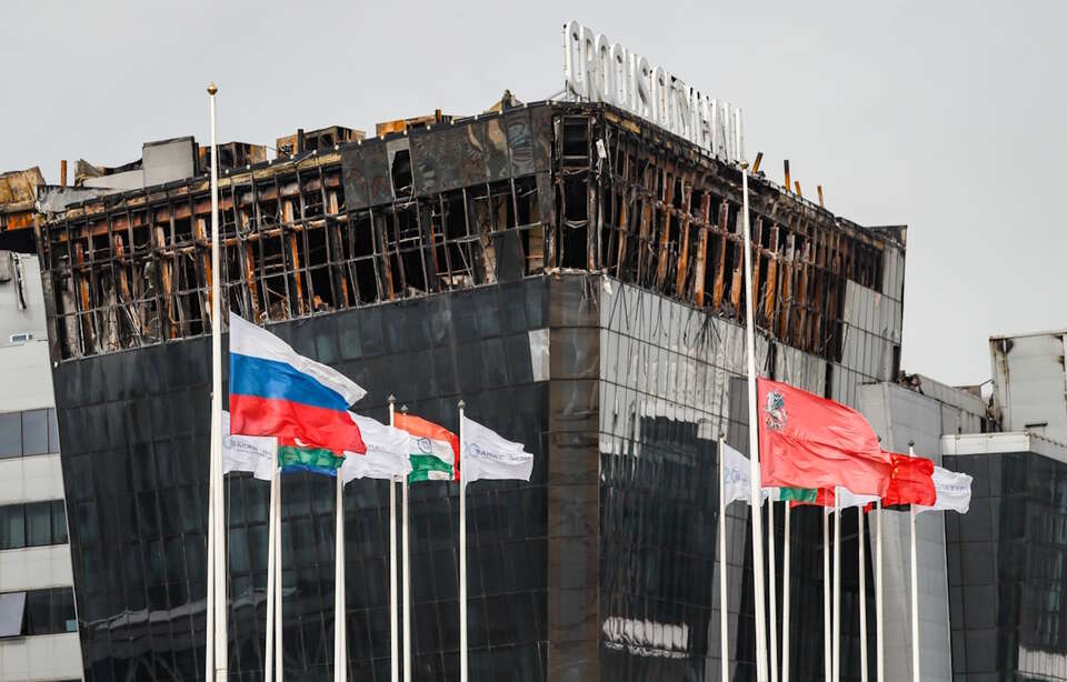 Flagi opuszczone do połowy masztu ku pamięci ofiar ataku terrorystycznego przed Crocus City Hall w podmoskiewskim Krasnogorsku / autor: PAP/EPA/YURI KOCHETKOV