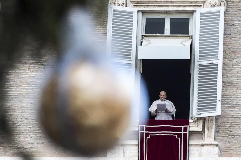 Papież Franciszek podczas modlitwy Anioł Pański / autor: PAP/EPA