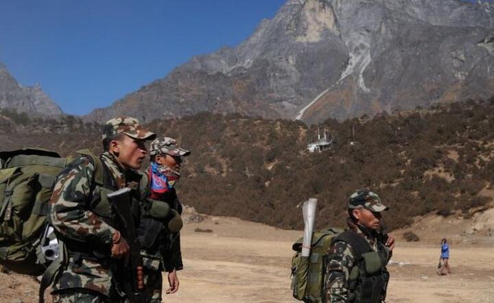 Personel armii nepalskiej na granicy  / autor: PAP