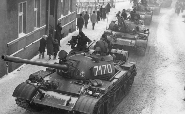 Czołgi T-55 w Zbąszyniu podczas stanu wojennego / autor: fot. Wikimedia Commons