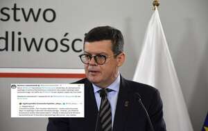 Krystian Markiewicz podczas konferencji na ściance Ministerstwa Sprawiedliwości oraz wpis mec. Bartosza Lewandowskiego (screen z X) / autor: Fratria/X-Bartosz Lewandowski (screen)