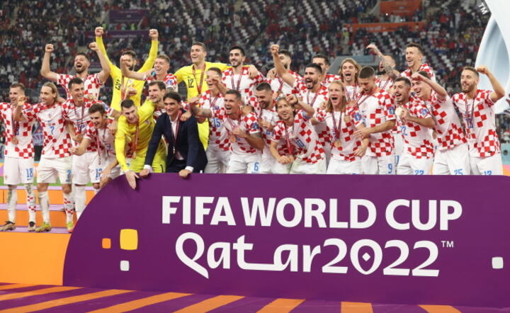 Drużyna Chorwacji celebruje zdobycie trzeciego miejsca w piłkarskich mistrzostwach świata w Katarze / autor: PAP/ EPA/Tolga Bozoglu