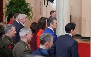 Na zdjęciu w centrum szef Pentagonu Pete Hegseth, obok sekretarz stanu USA Marco Rubio / autor: PAP/EPA/ALEX BRANDON / POOL