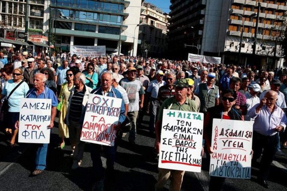 Protesty Greków przeciw skutkom narastającego kryzysu. fot. PAP/EPA