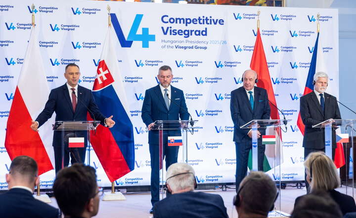  Prezydent RP Karol Nawrocki (L), prezydent Czech Petr Pavel (P), prezydent Węgier Tamas Sulyok (2P) i prezydent Słowacji Peter Pellegrini (2L) podczas konferencji prasowej po spotkaniu Prezydentów Państw Grupy Wyszehradzkiej / autor: PAP/Leszek Szymański