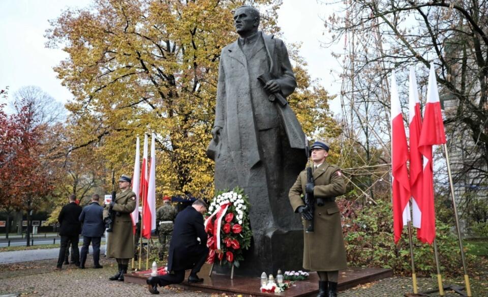 Prezydent Rzeczypospolitej Polskiej Andrzej Duda składa kwiaty przed pomnikiem Romana Dmowskiego / autor:  	PAP/Leszek Szymański