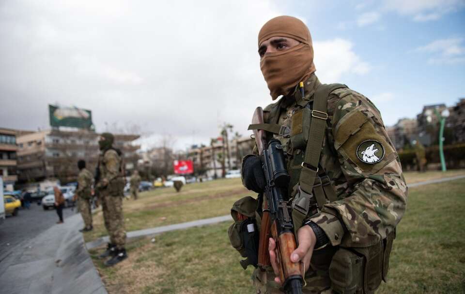 Bojownicy HTS podczas parady wojskowej w Damaszku / autor: PAP/EPA/HASAN BELAL