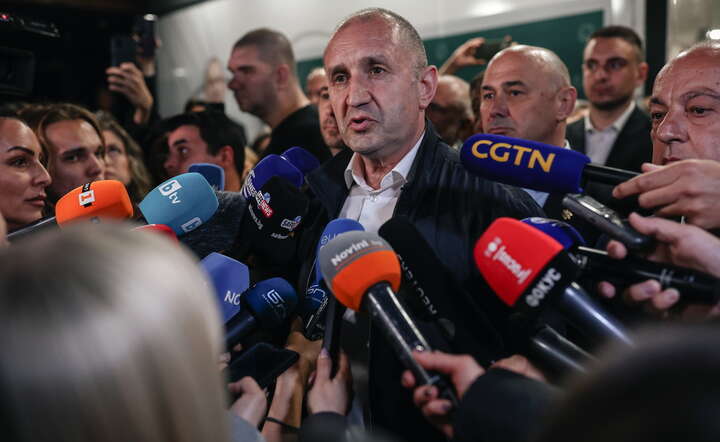 Rumen Radew (C), lider zwycięskiej koalicji Postępowa Bułgaria na konferencji prasowej / autor: PAP/EPA/BORISLAV TROSHEV 