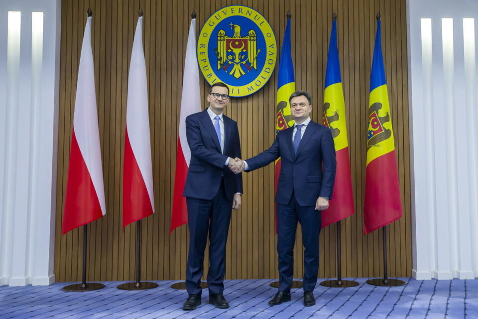 Premierzy Polski Mateusz Morawiecki i Mołdawii - Dorin Recean / autor: PAP/EPA/DUMITRU DORU