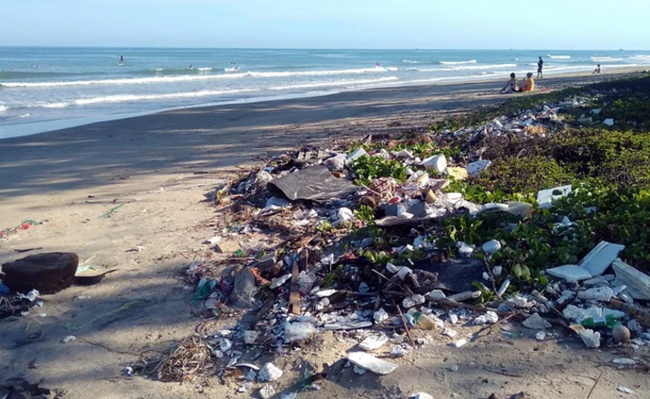 Śmieci na plaży - zdjęcie ilustracyjne. / autor: Pixabay