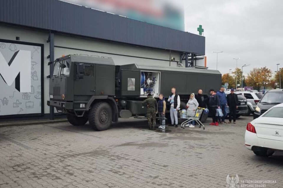 Żołnierz WOT wydają wodę pitną w Wałczu / autor: X/Terytorialsi | Zawsze Gotowi, Zawsze Blisko!