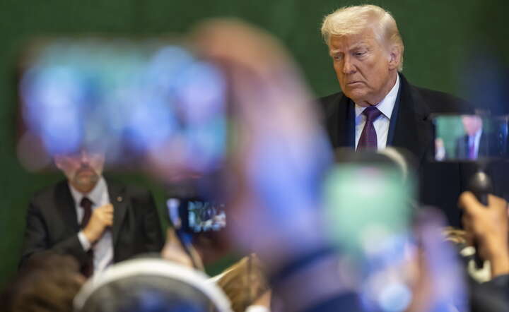 Prezydent USA Donald Trump w otoczeniu dziennikarzy opuszcza Światowe Forum Ekonomiczne w Davos / autor: PAP/EPA/LAURENT GILLIERON 