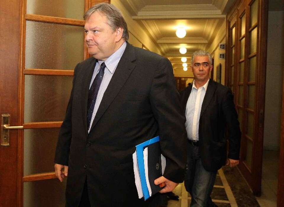 Minister finansów Grecji Evangelos Venizelos idzie na spotkanie rządu. Fot. PAP/EPA