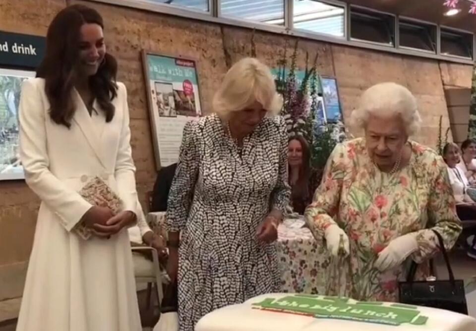 Królowa Elżbieta II kroi tort / autor: Zrzut ekranu: Instagram//The Royal Family