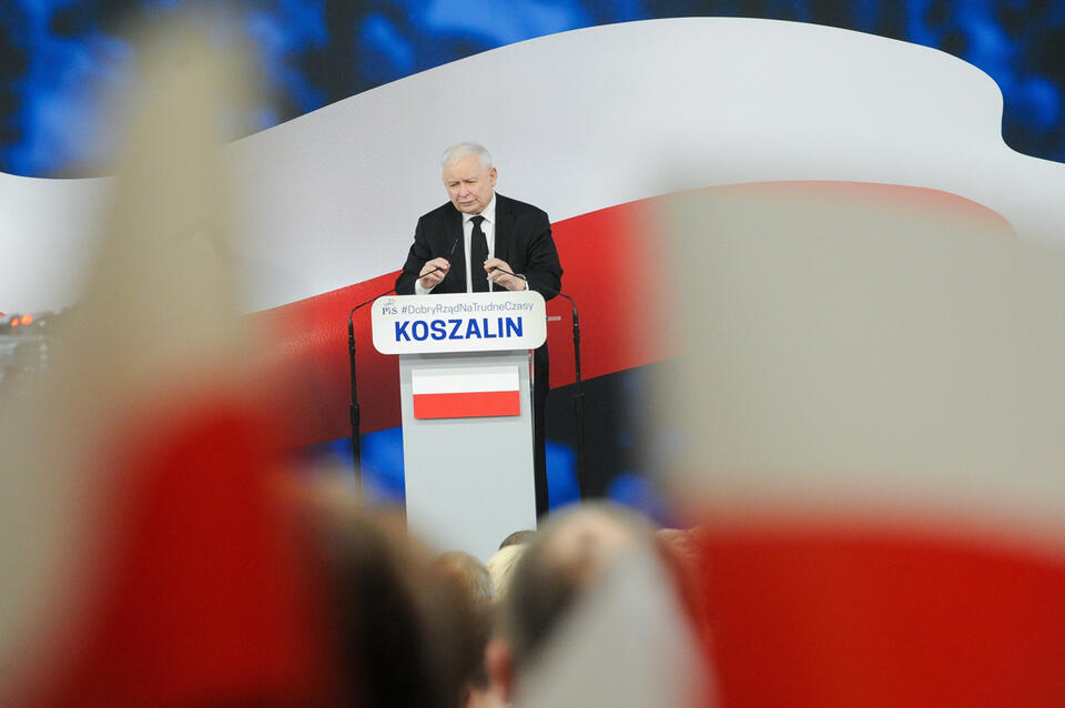 Prezes PiS Jarosław Kaczyński podczas spotkania z mieszkańcami miasta oraz działaczami ugrupowania. / autor: PAP/Piotr Kowala