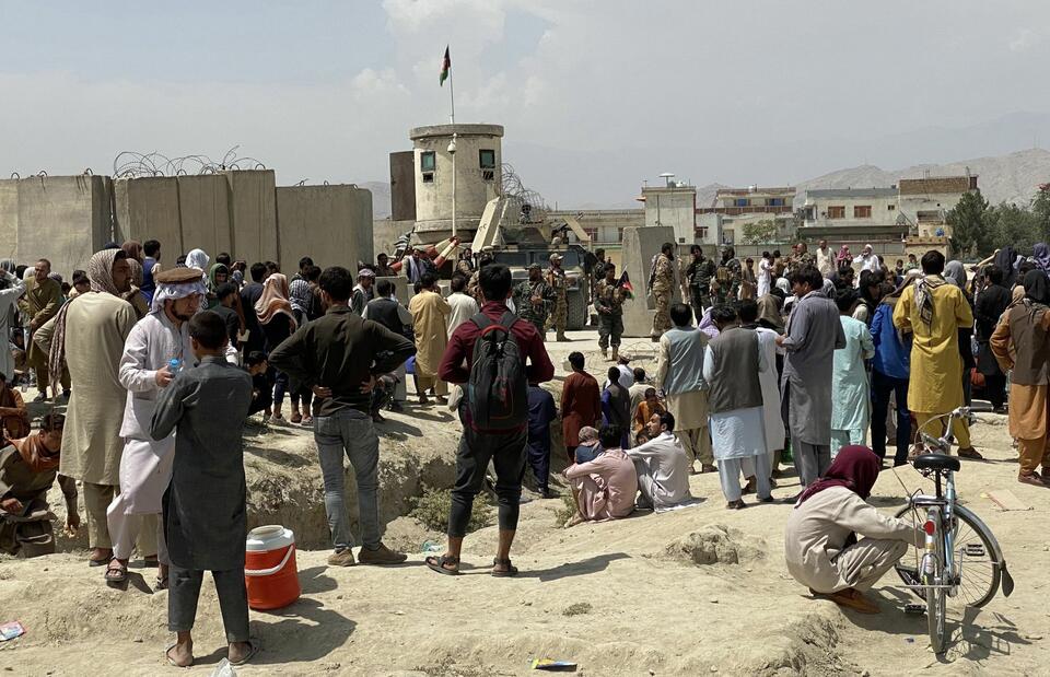 Afghans gather outside the Hamid Karzai International Airport to flee the country, after Taliban took control of Kabul, Afghanistan, 17 August 2021 / autor: PAP/EPA