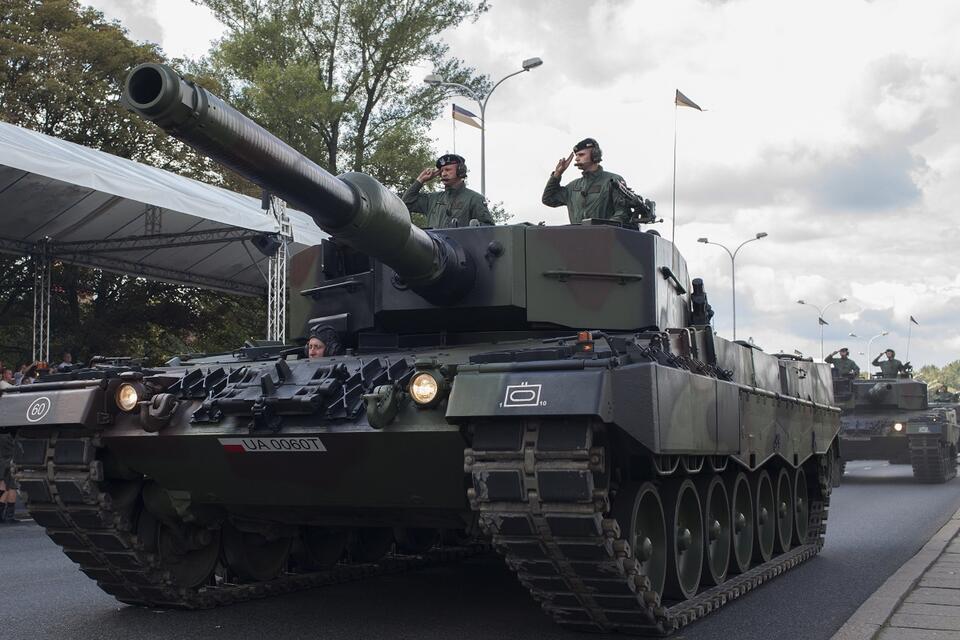 Niemieckie czołgi Leopard 2 na wyposażeniu polskiej armii (na zdj. podczas defilady z okazji Święta Wojska Polskiego) / autor: Fratria