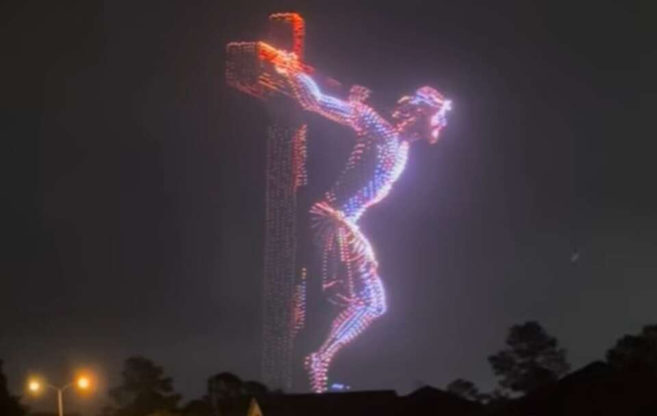 Cóż za widok! Obraz ukrzyżowanego Chrystusa z tysięcy dronów