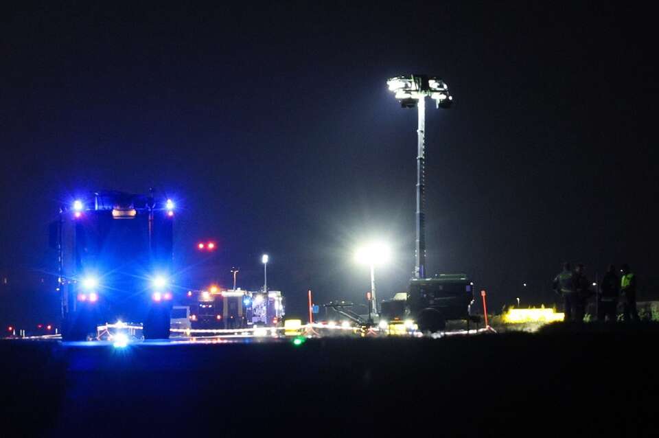 Służby ratownicze w miejscu katastrofy F-16 na terenie 42. Bazy Lotnictwa Szkolnego w Radomiu / autor: PAP/Paweł Supernak