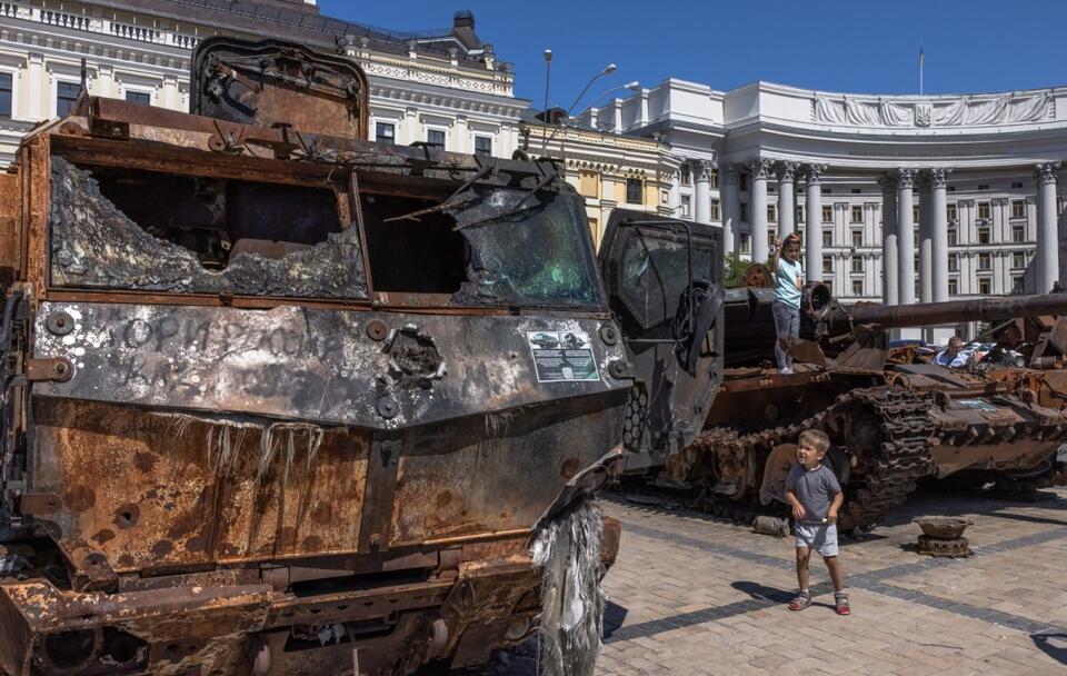 Zniszczony rosyjski sprzęt  / autor: PAP/EPA/ROMAN PILIPEY