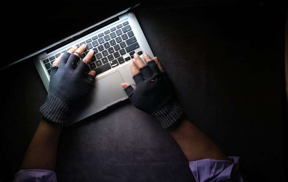 haker / autor: Photo by Towfiqu barbhuiya: https://www.pexels.com/photo/a-person-typing-on-laptop-while-wearing-a-fingerless-gloves-8541751/  Free to use
