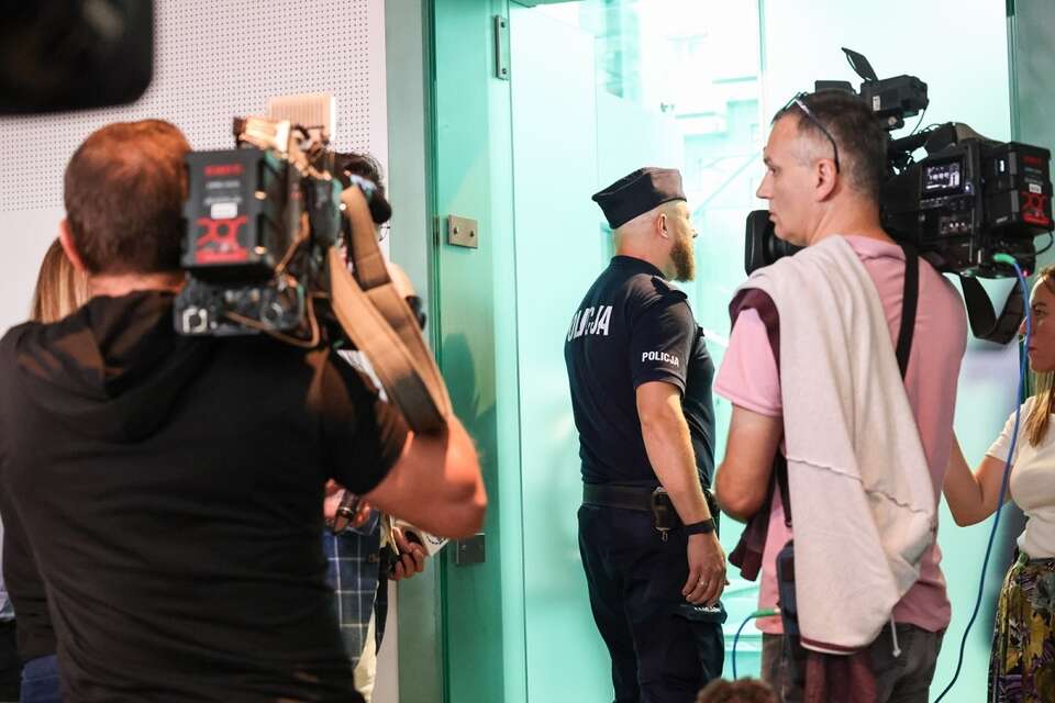 Policja i media w Siedzibie Sądu Najwyższego w Warszawie / autor: PAP/Albert Zawada