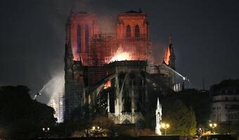Świat tonie we łzach patrząc na tragedię Notre Dame