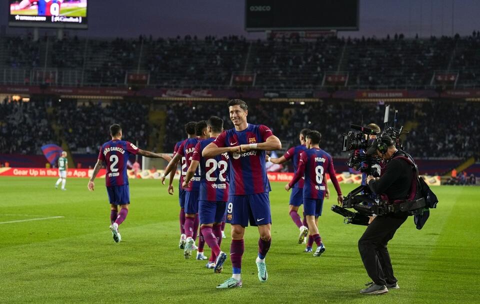 Robert Lewandowski cieszy się ze strzelonej bramki / autor: PAP/EPA/Alejandro Garcia