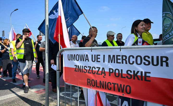 Protest rolników na DK 28 przed polsko-ukraińskim przejściem granicznym w Medyce / autor: PAP/Darek Delmanowicz