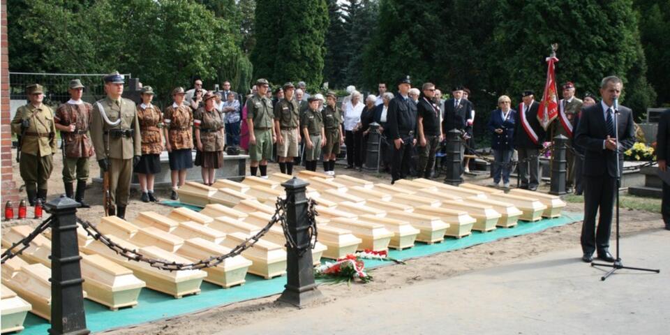 fot. wPolityce.pl: Ofiary UB z Łączki na Powązkach