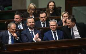 Pierwszy rząd: premier Donald Tusk (L), wicepremier, minister obrony narodowej Władysław Kosiniak-Kamysz (2L), wicepremier, minister cyfryzacji Krzysztof Gawkowski (P), wicepremier, minister spraw zagranicznych Radosław Sikorski / autor: PAP/Radek Pietruszka