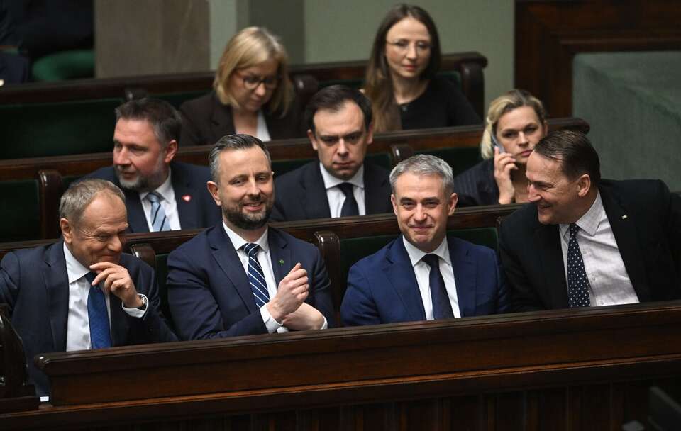 Pierwszy rząd: premier Donald Tusk (L), wicepremier, minister obrony narodowej Władysław Kosiniak-Kamysz (2L), wicepremier, minister cyfryzacji Krzysztof Gawkowski (P), wicepremier, minister spraw zagranicznych Radosław Sikorski / autor: PAP/Radek Pietruszka