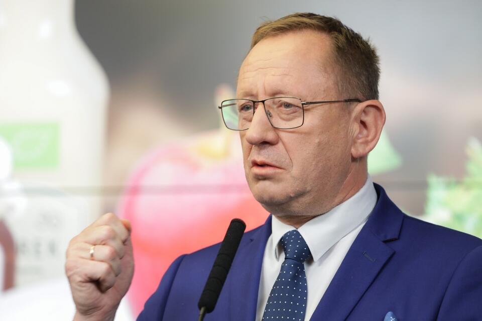 Minister rolnictwa i rozwoju wsi Robert Telus podczas briefingu prasowego "Produkcja ekologiczna odpowiedzią na zapotrzebowanie rynku". / autor: PAP/Tomasz Gzell