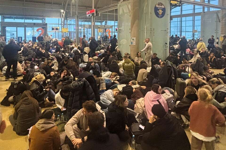 Pasażerowie oczekujący na opóźnione loty na lotnisku w Modlinie / autor: PAP/Bartłomiej Pawlak