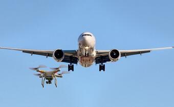 Szaleństwo! Ekolodzy chcą zaatakować lotnisko dronami!