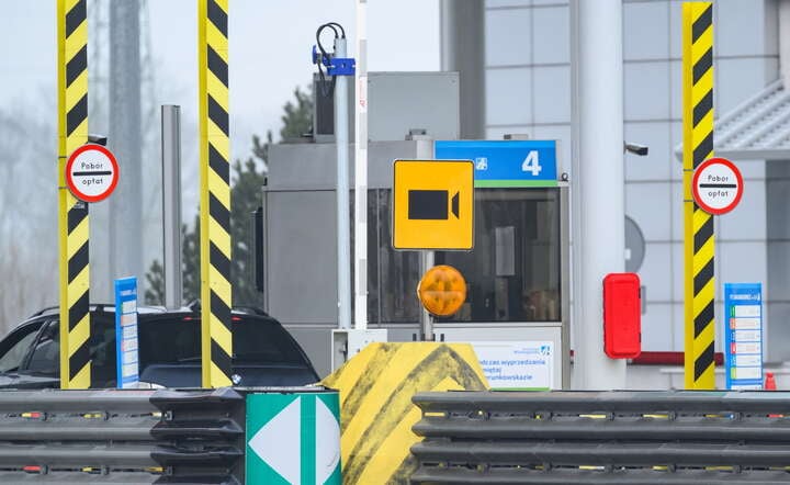 Punkt Poboru Opłat Nagradowice na autostradzie A2. Znak dla pasa do videotollingu / autor: PAP/Jakub Kaczmarczyk