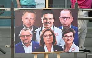 Lekarz Dawid Kacprzyk i politycy KO / autor: PAP/Radek Pietruszka