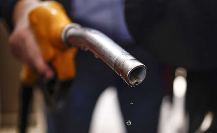 Resort energii codziennie w dni robocze publikuje obwieszczenie ws. maksymalnych cen paliw / autor: PAP/EPA/YOAN VALAT