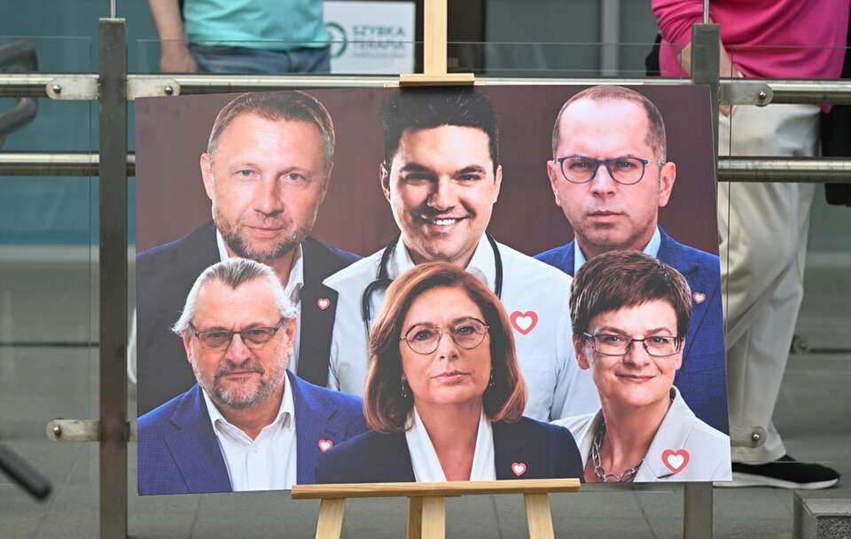 Lekarz Dawid Kacprzyk i politycy KO / autor: PAP/Radek Pietruszka
