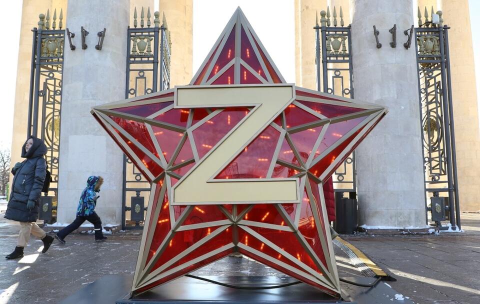 "Z" - symbol inwazji Rosji na Ukrainę na gwieździe czerwonej jako iluminacja świąteczna w Moskwie / autor: PAP/EPA/MAXIM SHIPENKOV