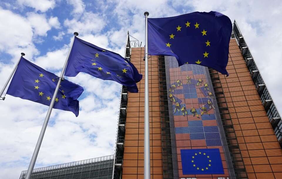 KE nie zamierza zatrzymać systemu handlu emisjami