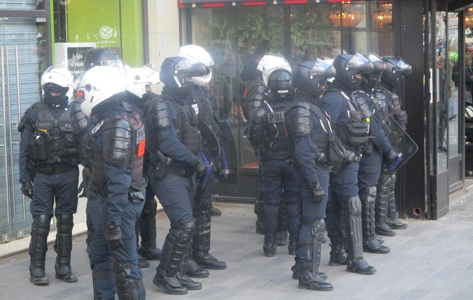 Francuscy policjanci gotowi do działań / autor: Thomon/CC/Wikimedia Commons