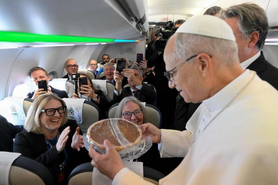 Papieżowi ofiarowano m.in. pumpkin pie, czyli ciasto dyniowe, typowe danie na Święto Dziękczynienia / autor: Vatican Media
