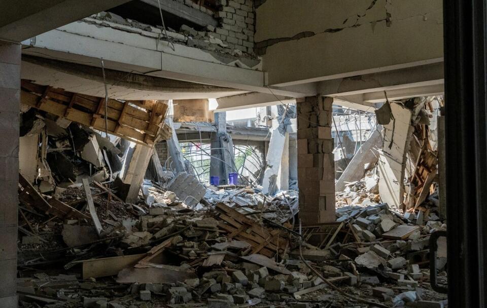  Zniszczony po rosyjskim ostrzale budynek Narodowego Uniwersytetu Pedagogicznego w Charkowie / autor: PAP/Mykola Kalyeniak