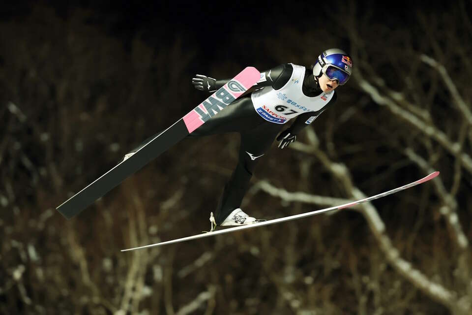 Prevc zdeklasował rywali w Sapporo, powiększył przewagę w klasyfikacji. Najlepszy z Polaków Kubacki zakończył zmagania na 25 miejscu.. Na zdjęciu Ryoyu Kobayashi / autor: PAP/EPA