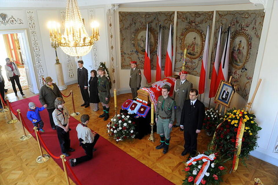 Trumna R. Kaczorowskiego. Dziś wiadomo, że to nie jego ciało znajdowało się w środku, Fot. Wikipedia.pl