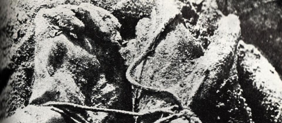 Węzeł katyński – ręce związane na plecach ofiary / autor: commons.wikimedia.org