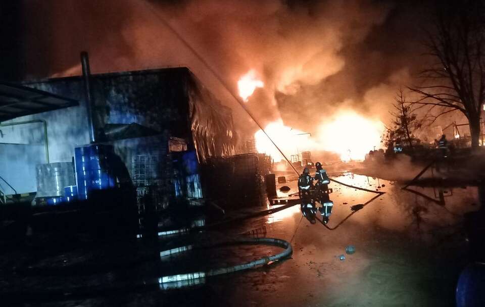 Pożar w Tomaszowie Mazowieckim (Łódzkie), płonie zakład produkujący smary i oleje / autor: Facebook/OSP Tomaszów Mazowiecki