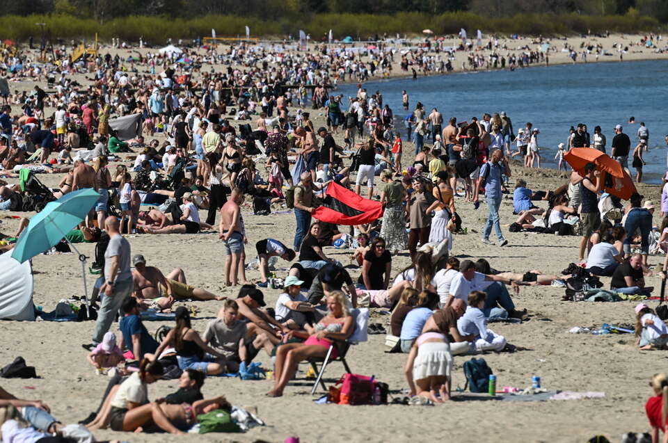 Ludzie na plaży w Sopocie / autor: PAP/Adam Warżawa