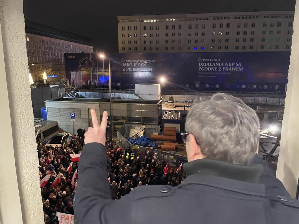Prezes Adamczyk przemawia do demonstrantów / autor: Fratria